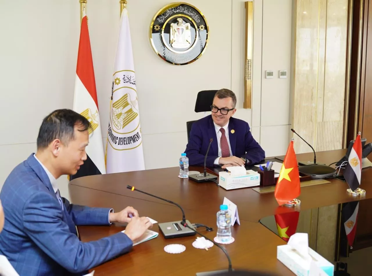 وزير التخطيط يجتمع مع سفير فيتنام