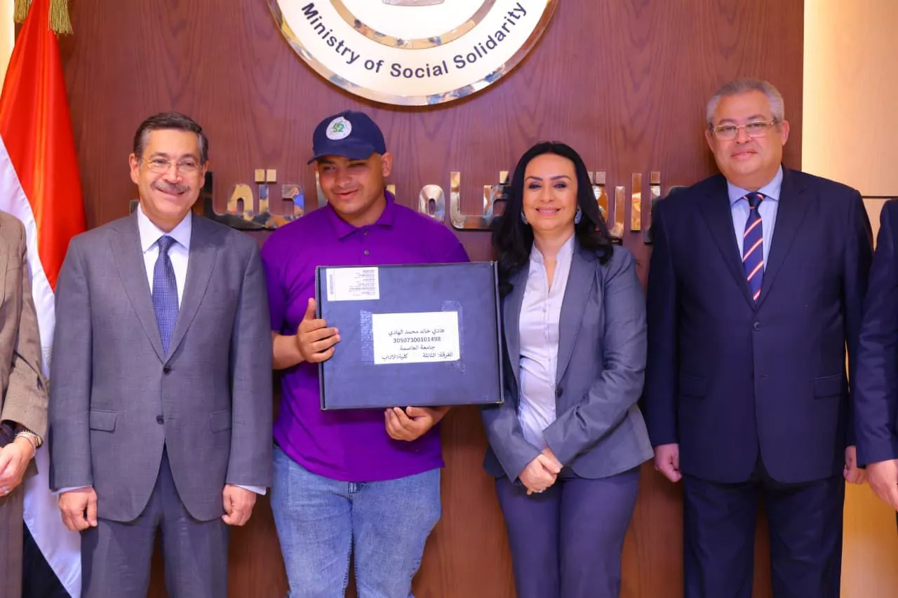 التضامن وبنك التعمير يوزعان أجهزة تعويضية لطلاب ذوي الإعاقة