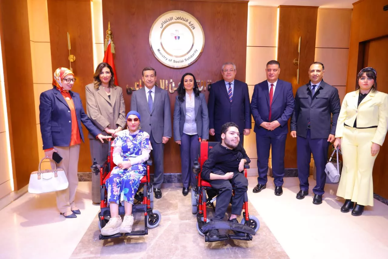التضامن وبنك التعمير يوزعان أجهزة تعويضية لطلاب ذوي الإعاقة