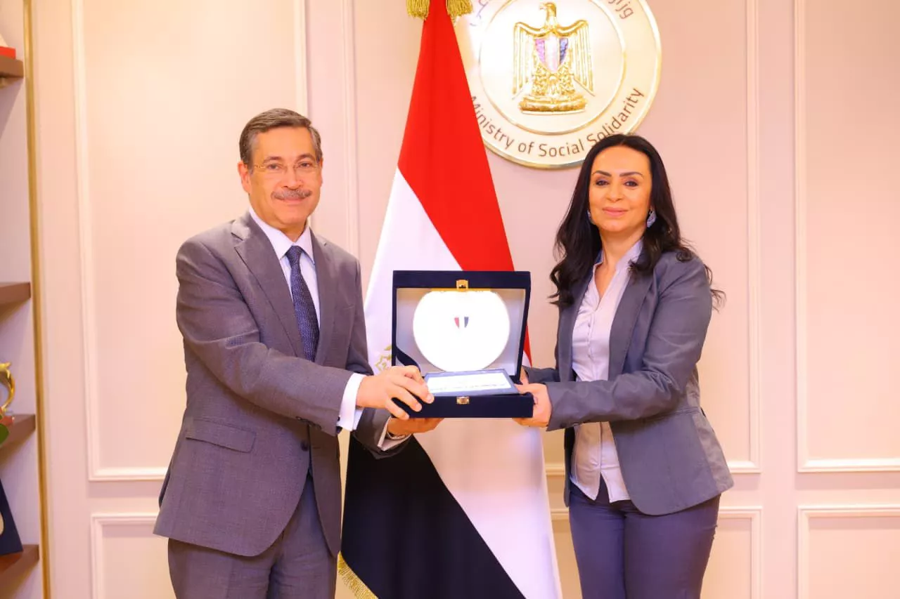 التضامن وبنك التعمير يوزعان أجهزة تعويضية لطلاب ذوي الإعاقة