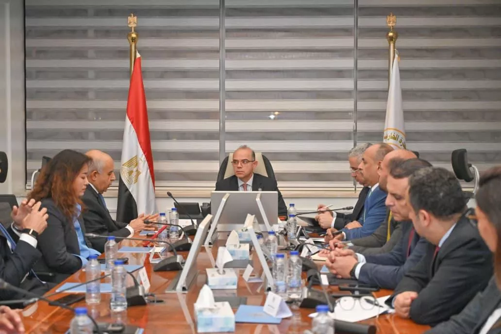 وزير الاستثمار مع مسؤولي شركة شاندونغ لينج لونج