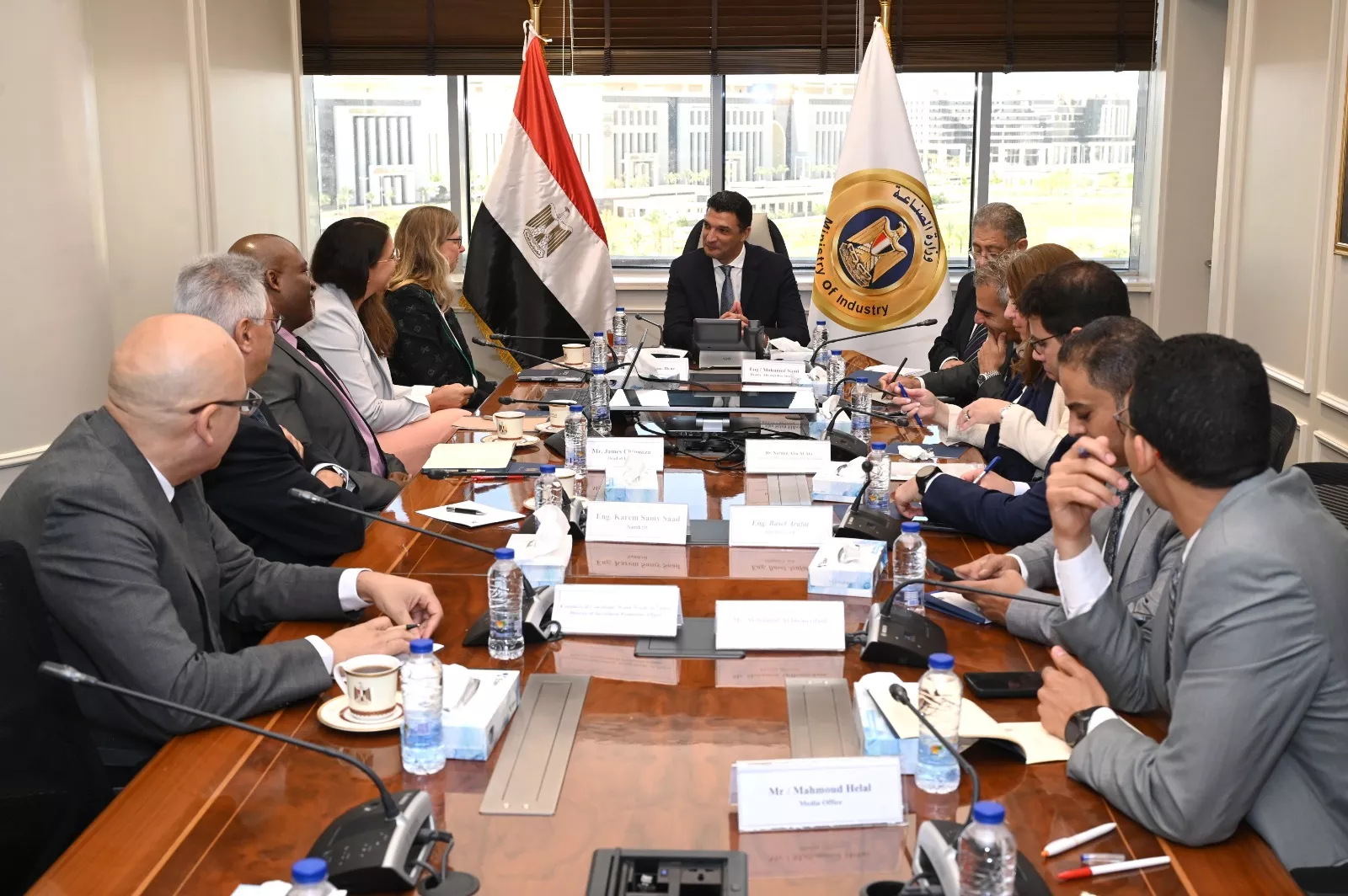 وزير الصناعة مع وفد شركة فولكس فاجن