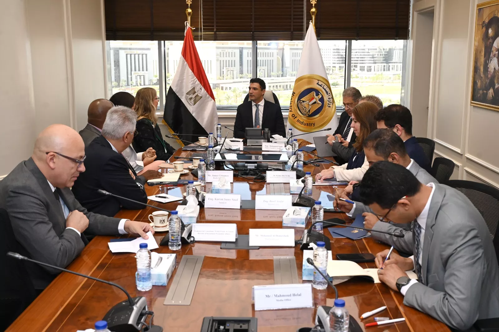وزير الصناعة مع وفد شركة فولكس فاجن