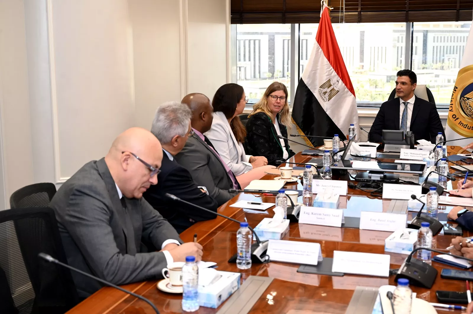 وزير الصناعة مع وفد شركة فولكس فاجن