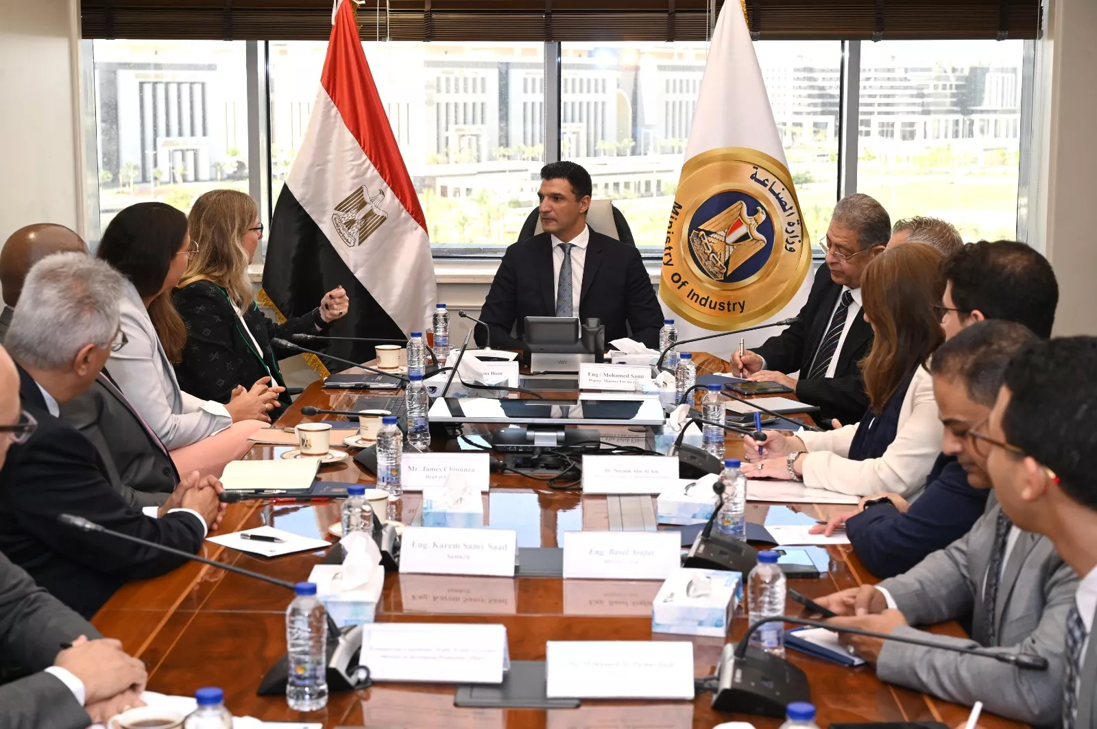 وزير الصناعة مع وفد شركة فولكس فاجن