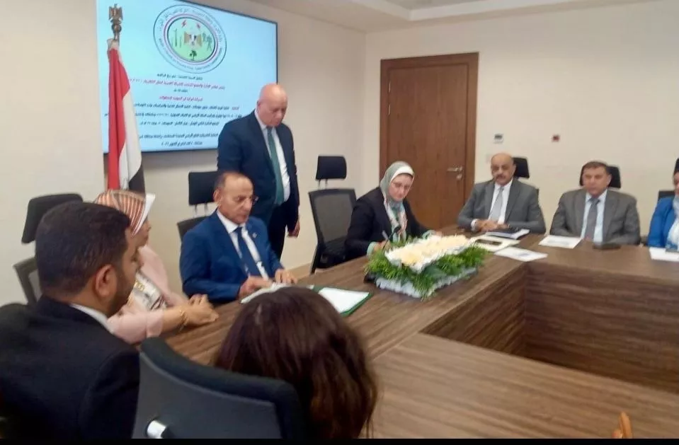 المصرية لنقل الكهرباء توقع عقداً مع شركة M.A.N 