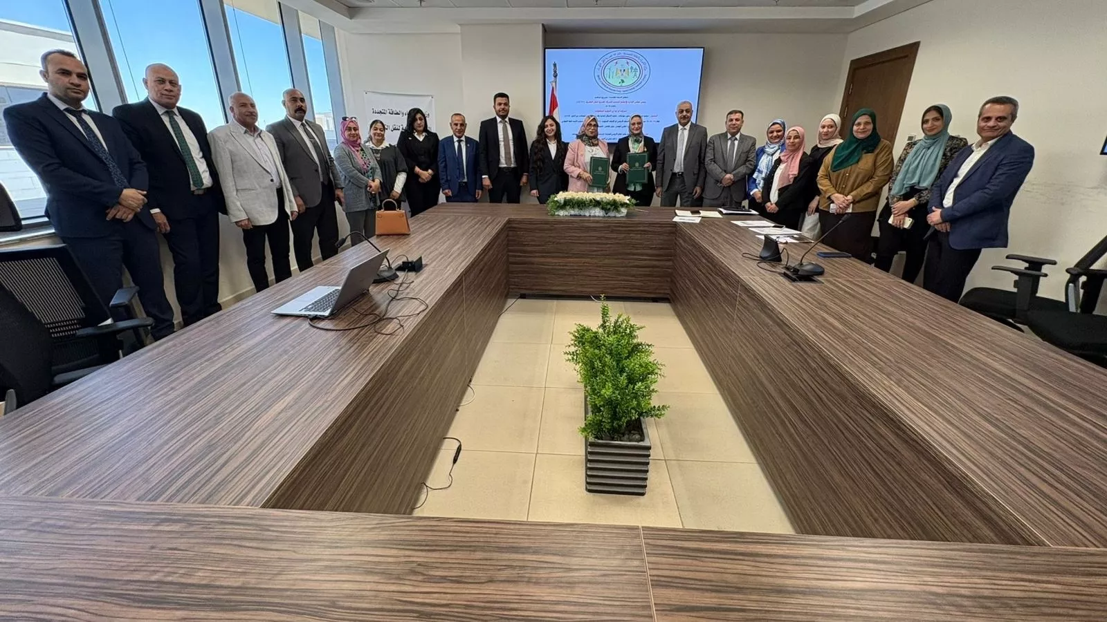 المصرية لنقل الكهرباء توقع عقداً مع شركة M.A.N 