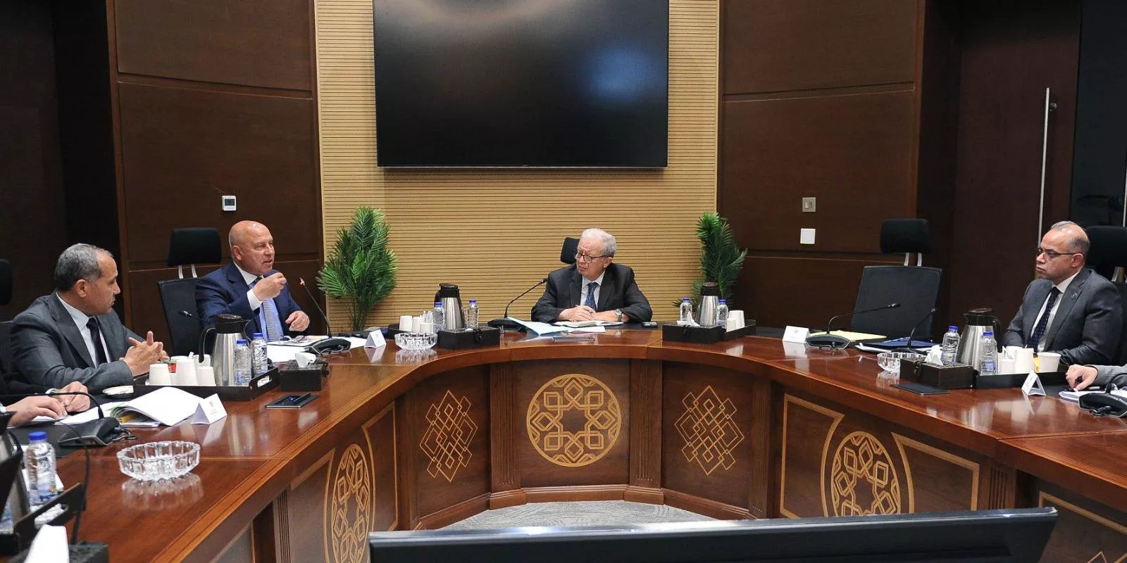 الدكتور حسين عيسى يستعرض مع وزير النقل موقف مشروع شبكة القطار الكهربائي السريع