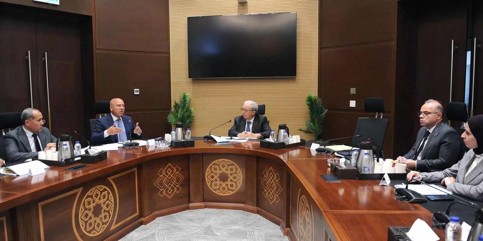 الدكتور حسين عيسى يستعرض مع وزير النقل موقف مشروع شبكة القطار الكهربائي السريع
