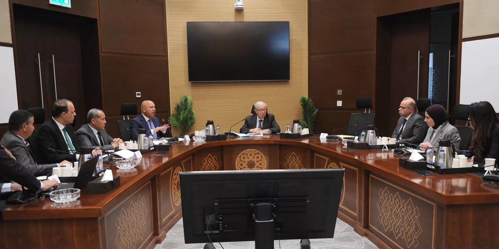 الدكتور حسين عيسى يستعرض مع وزير النقل موقف مشروع شبكة القطار الكهربائي السريع