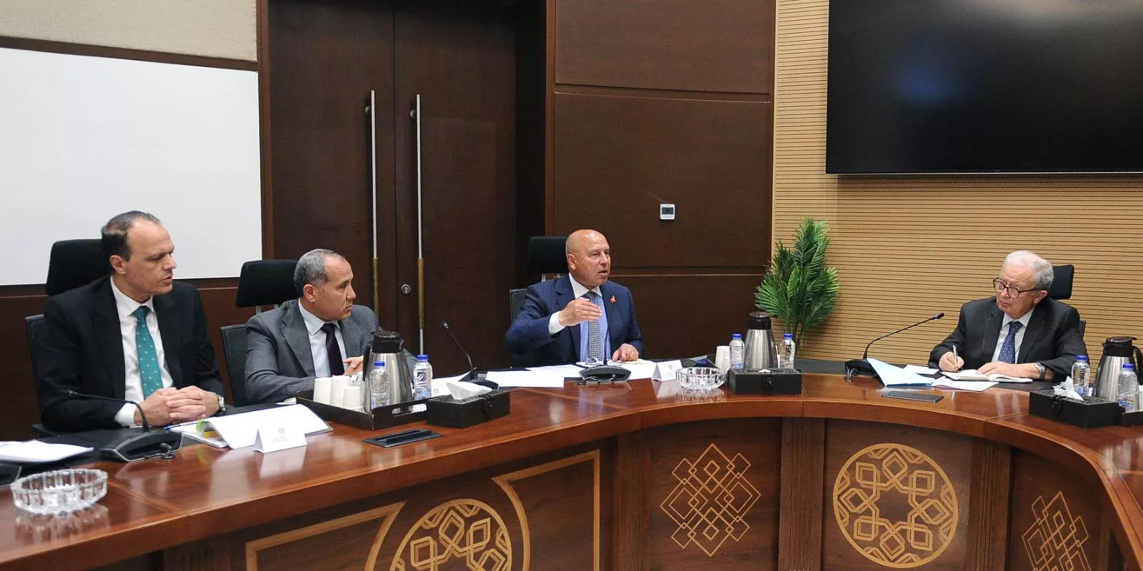 الدكتور حسين عيسى يستعرض مع وزير النقل موقف مشروع شبكة القطار الكهربائي السريع