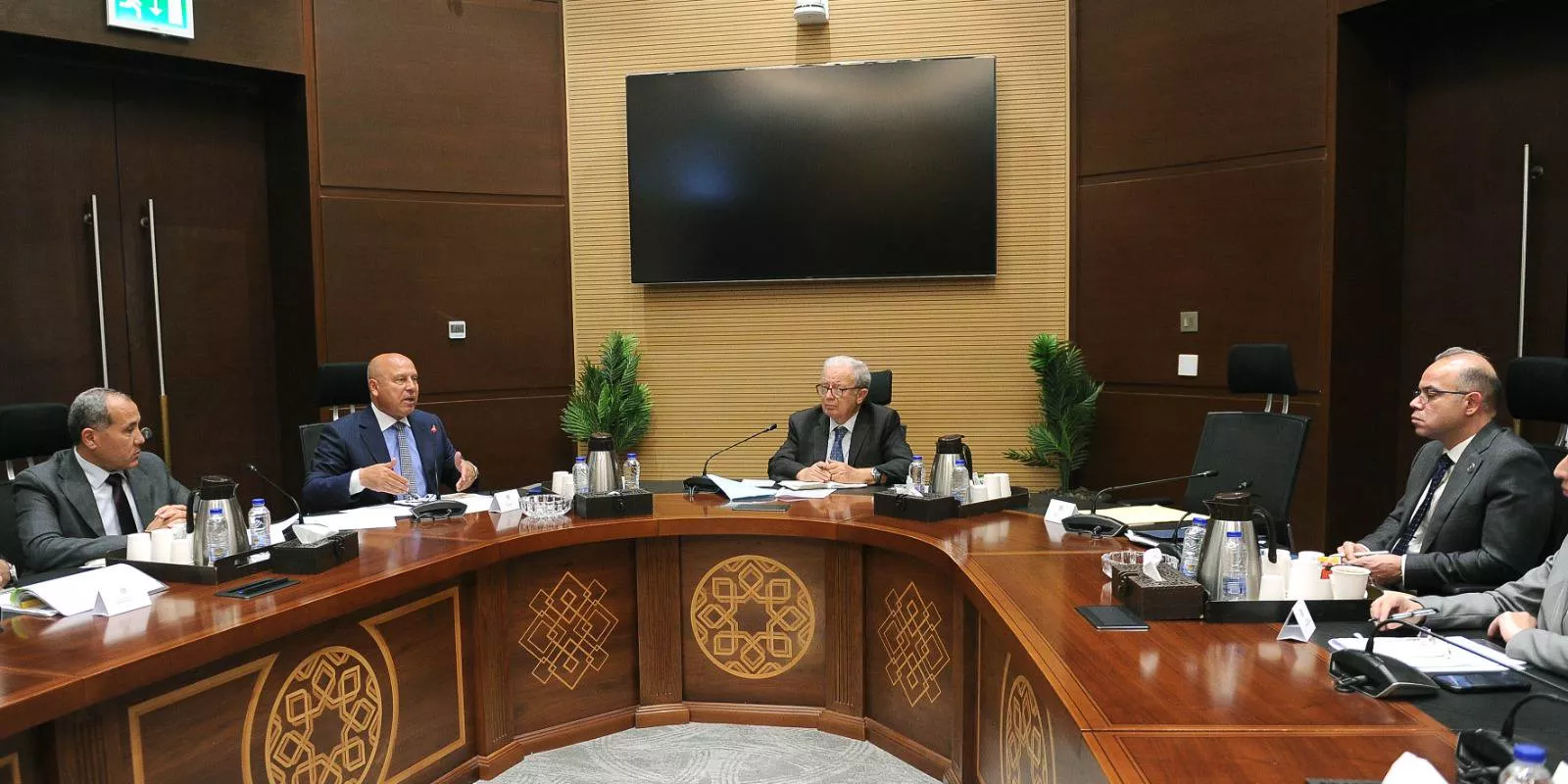 الدكتور حسين عيسى يستعرض مع وزير النقل موقف مشروع شبكة القطار الكهربائي السريع