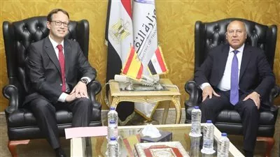 مصر وإسبانيا تبحثان تعزيز التعاون بمجال النقل البحري وتوطين صناعة القطارات