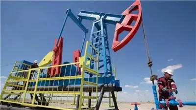 النفط يتراجع بأكثر من 1% وسط مؤشرات على فتح أمريكا لمضيق هرمز