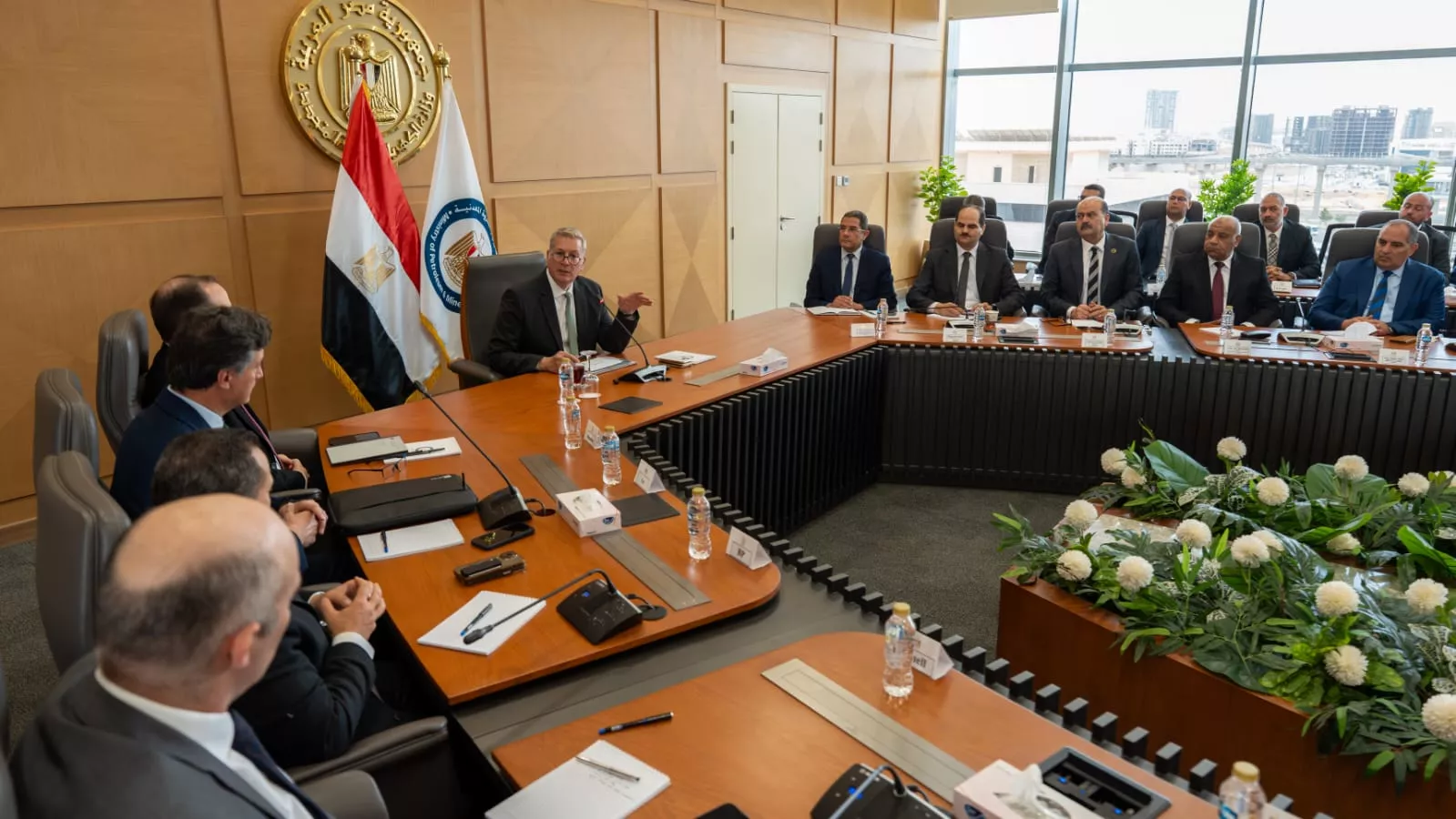 وزير البترول خلال لقائه مع شركاء الاستثمار في إنتاج البترول والغاز