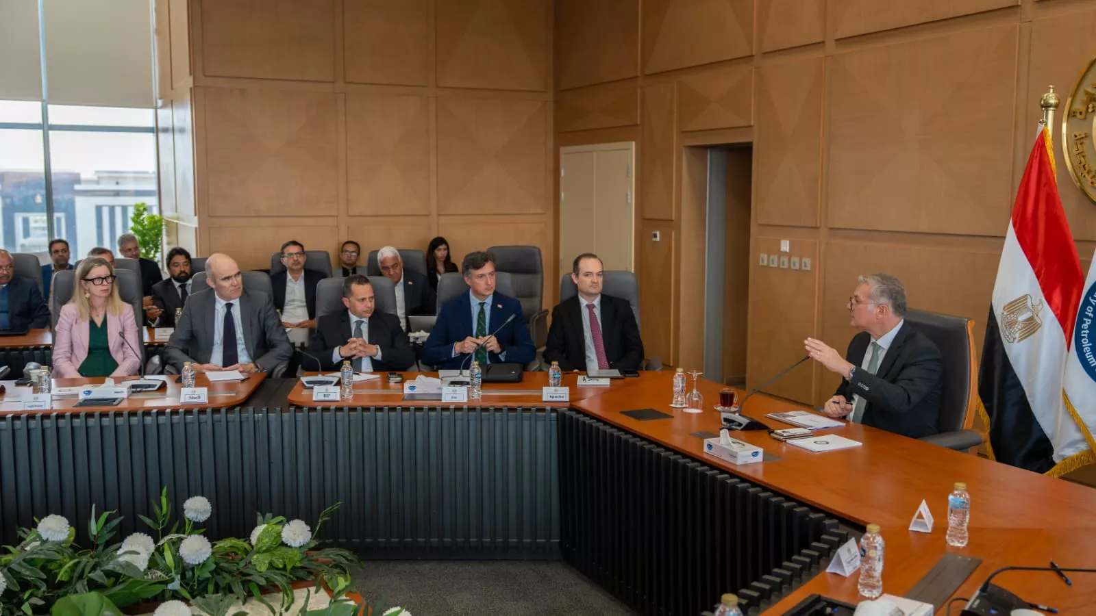 وزير البترول خلال لقائه مع شركاء الاستثمار في إنتاج البترول والغاز