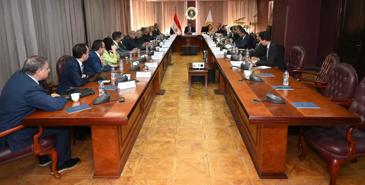 وزير الصناعة يجتمع مع رئيس غرفة صناعة الأدوية ومستحضرات التجميل 