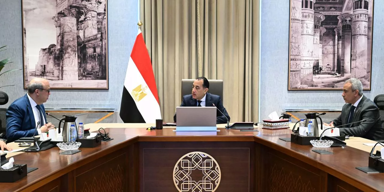 رئيس الوزراء يجتمع مع وزير الطيران المدني