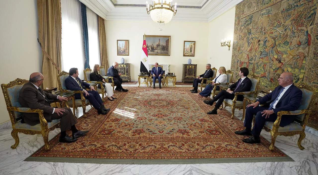 الرئيس السيسي يجتمع مع رئيس مجلس إدارة المجلس العالمي للسفر والسياحة