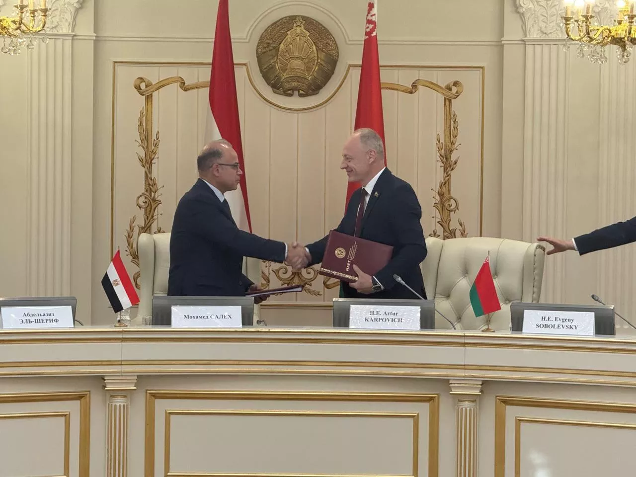 وزير الاستثمار يوقع بروتوكول تعاون شامل مع نظيره البيلاروسي