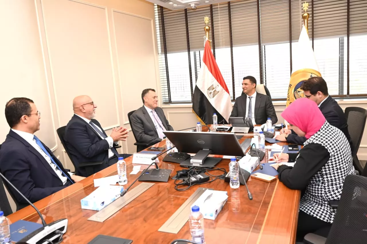 وزير الصناعة يجتمع مع وفد بنك أبوظبي الأول- مصر