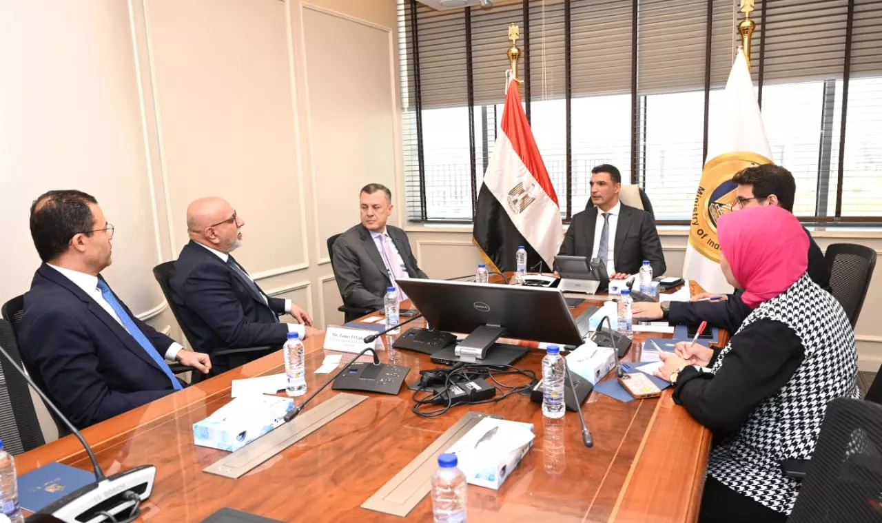 وزير الصناعة يجتمع مع وفد بنك أبوظبي الأول- مصر