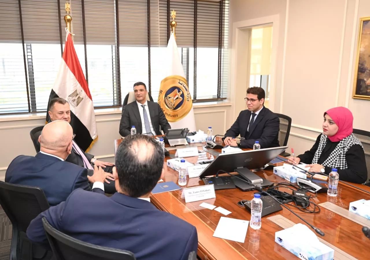 وزير الصناعة يجتمع مع وفد بنك أبوظبي الأول- مصر