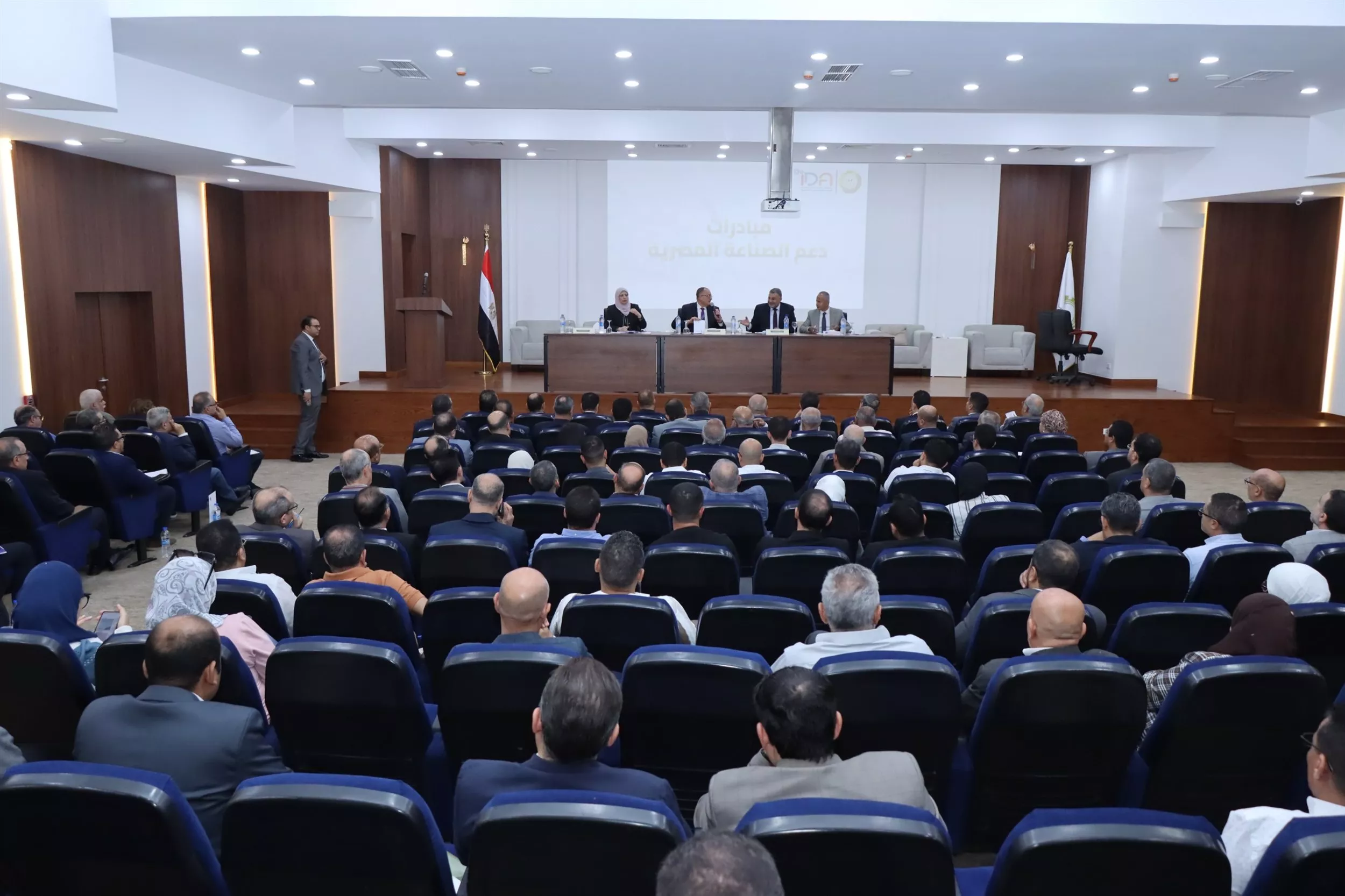 رئيس هيئة التنمية الصناعية تعقد لقاءً موسعًا مع ممثلي اتحاد الصناعات المصرية