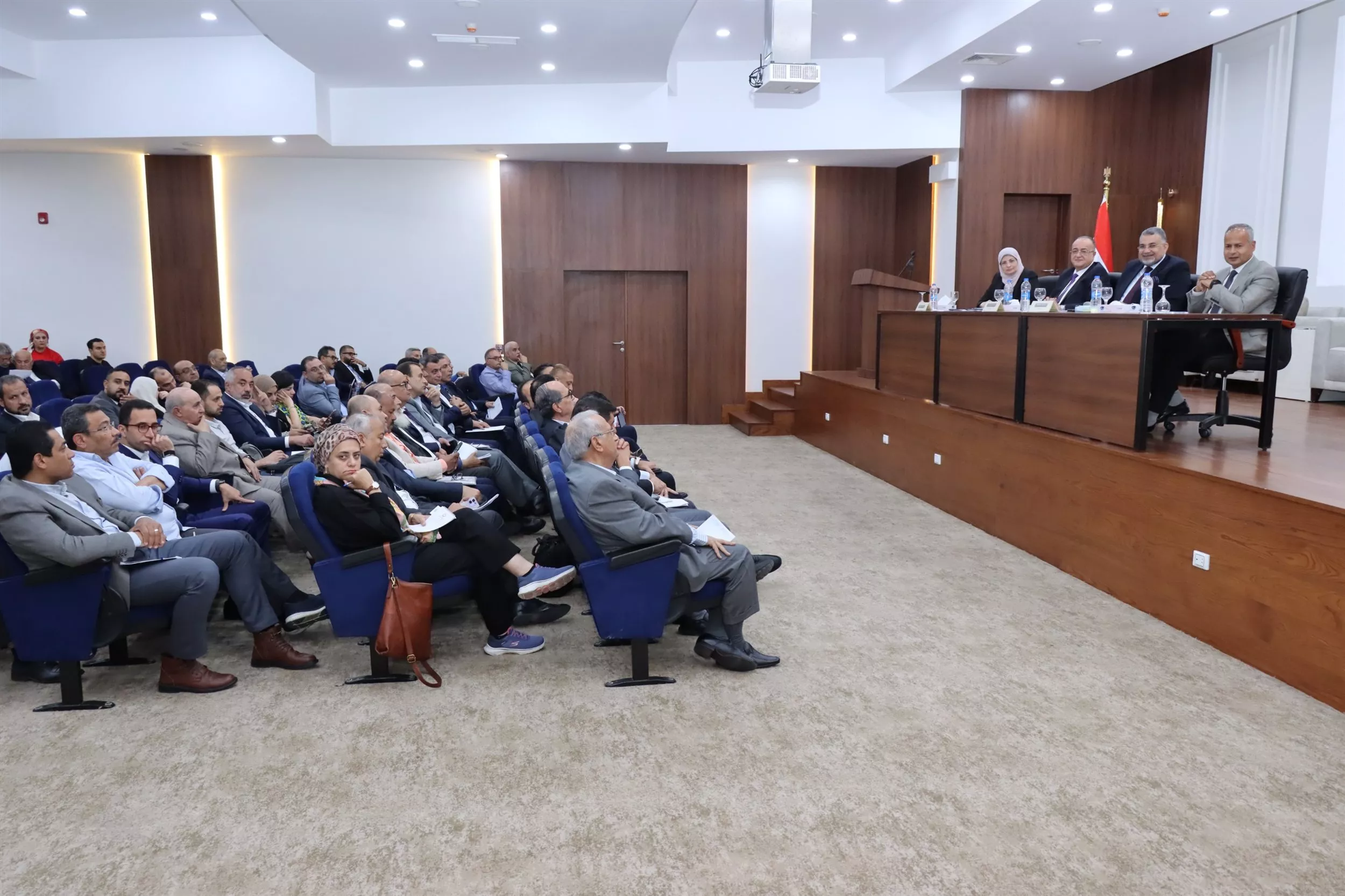 رئيس هيئة التنمية الصناعية تعقد لقاءً موسعًا مع ممثلي اتحاد الصناعات المصرية