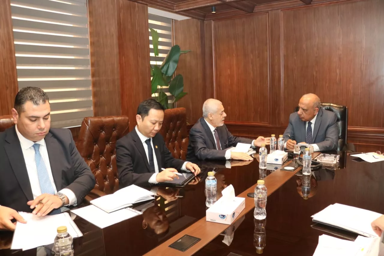 وزير الكهرباء يجتمع مع مسئولي شركة AMEA POWER 