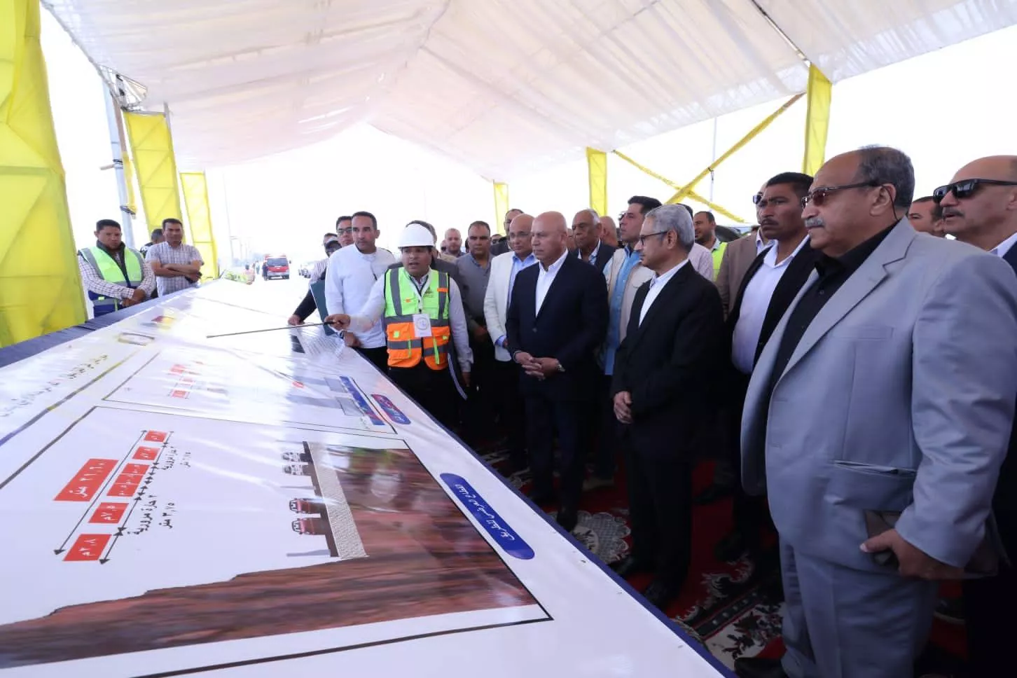 وزير النقل يشهد تشغيل المرحلة الأولى من محور الفشن التنموي