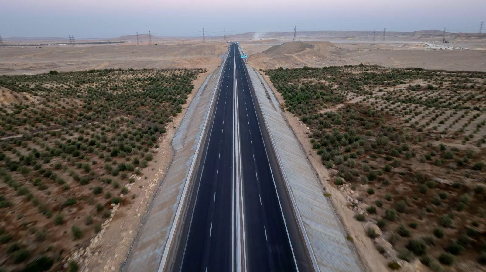 وزير النقل يشهد تشغيل المرحلة الأولى من محور الفشن التنموي