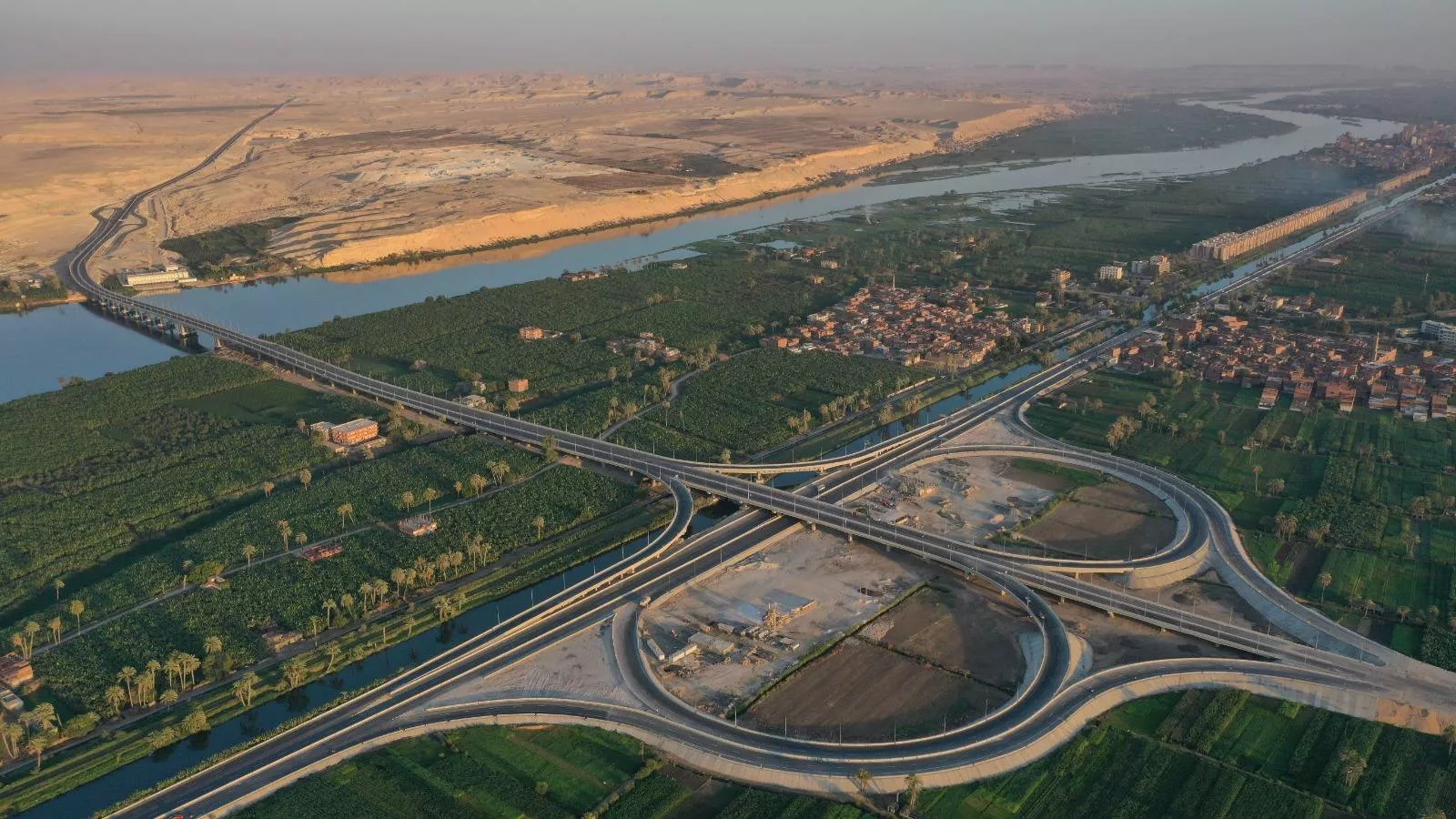 وزير النقل يشهد تشغيل المرحلة الأولى من محور الفشن التنموي