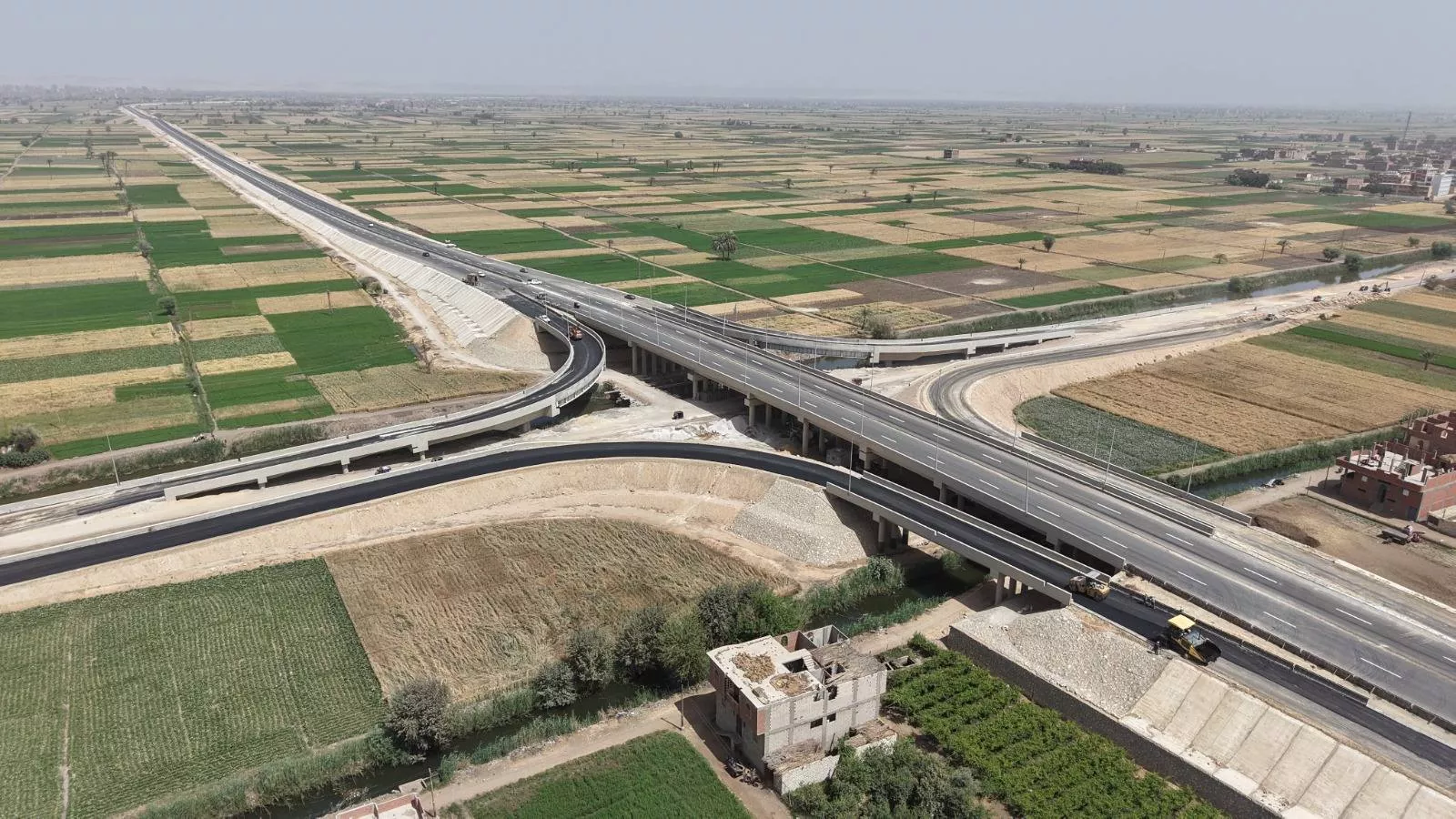 وزير النقل يشهد تشغيل المرحلة الأولى من محور الفشن التنموي