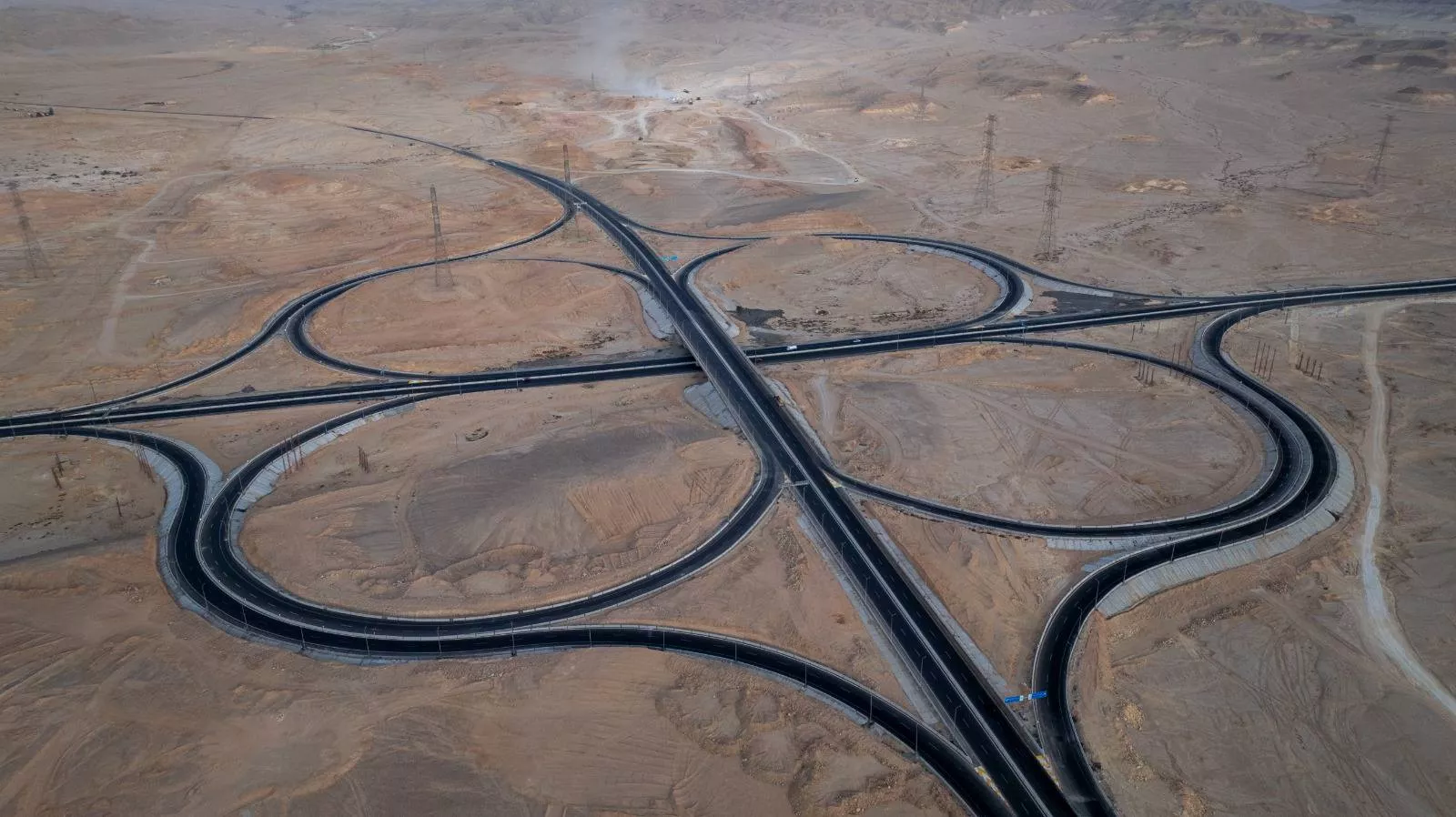 وزير النقل يشهد تشغيل المرحلة الأولى من محور الفشن التنموي