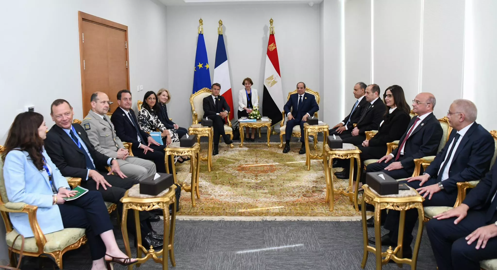الرئيس السيسي يستقبل نظيره الفرنسي