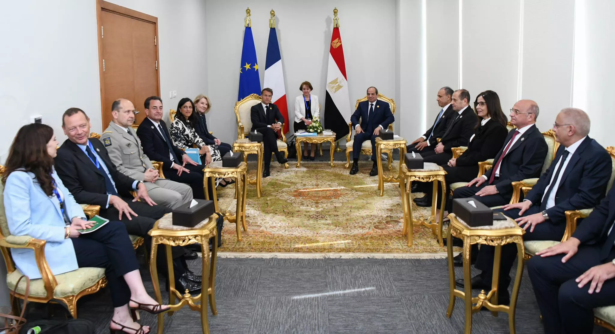 الرئيس السيسي يستقبل نظيره الفرنسي