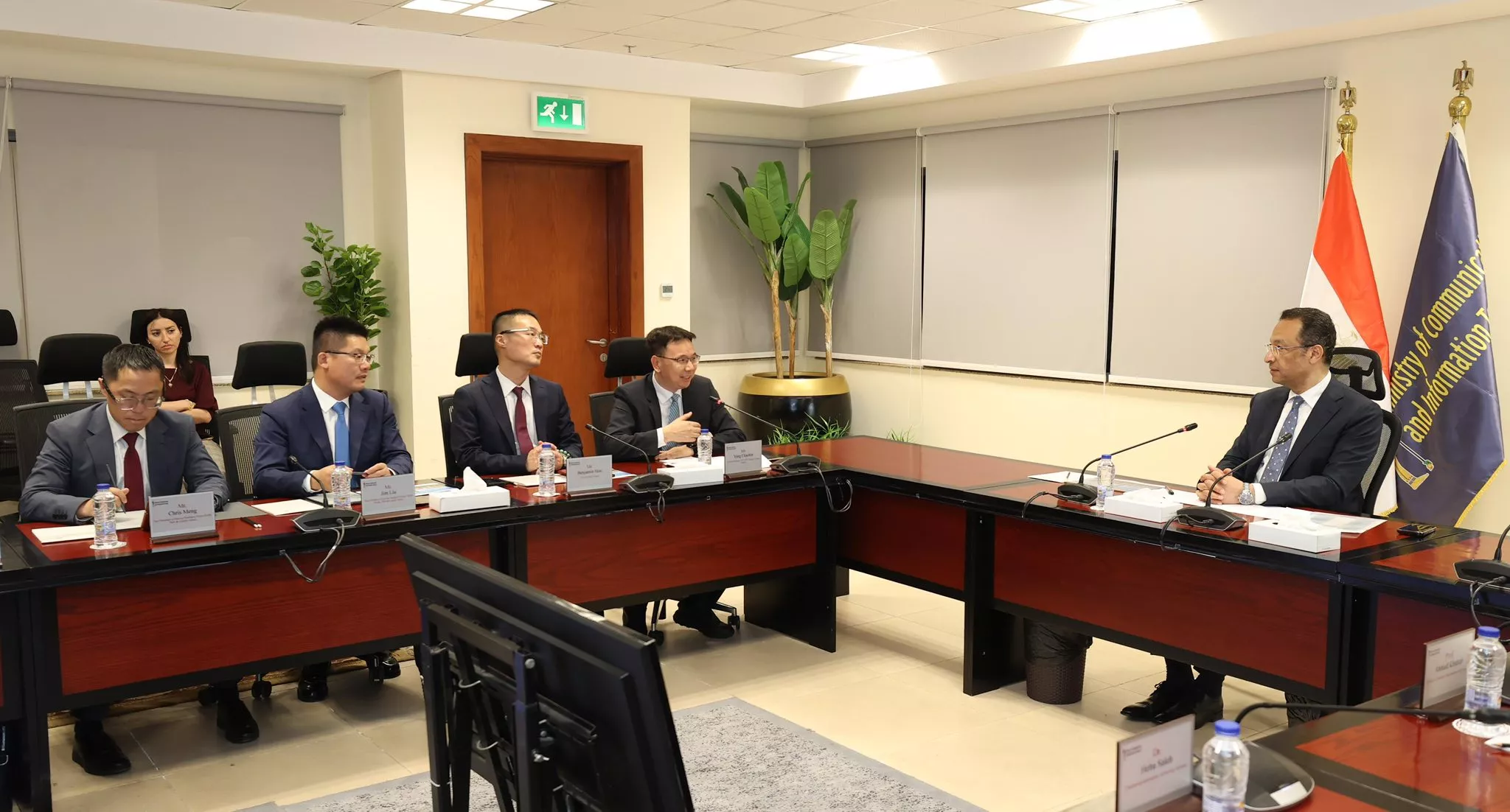 وزير الاتصالات يجتمع مع مسئولي شركة هواوي Huawei