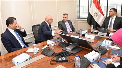 وزير الصناعة يبحث سبل تمويل المشروعات الصناعية مع بنك أبوظبي الأول- مصر  