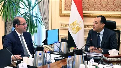 رئيس الوزراء يوجه بتسريع إجراءات تحول الحكومة لاستخدام السيارات الكهربائية