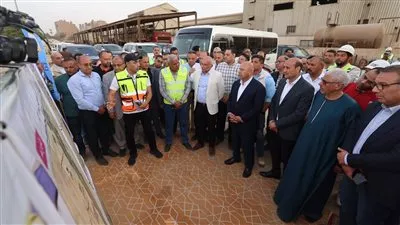 وزير النقل يتفقد مواقع العمل بمشروع تطوير طريق الصعيد الصحراوي الغربي