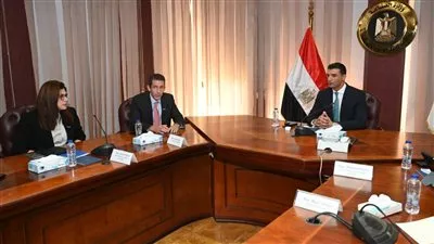 وزير «الصناعة» يبحث مع «سيمكس» العالمية زيادة الطاقة الإنتاجية من الأسمنت