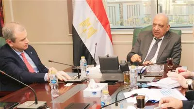 وزير «الكهرباء» يبحث مع «الكازار» الإماراتية الإسراع في تنفيذ مشروعات طاقة الرياح