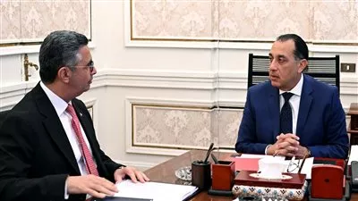 رئيس الوزراء يتابع إجراءات توفير مخزون مطمئن من السلع