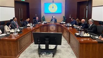 الحكومة تبحث مع البنك الدولي تطوير إدارة الاستثمارات العامة والشركات المملوكة للدولة