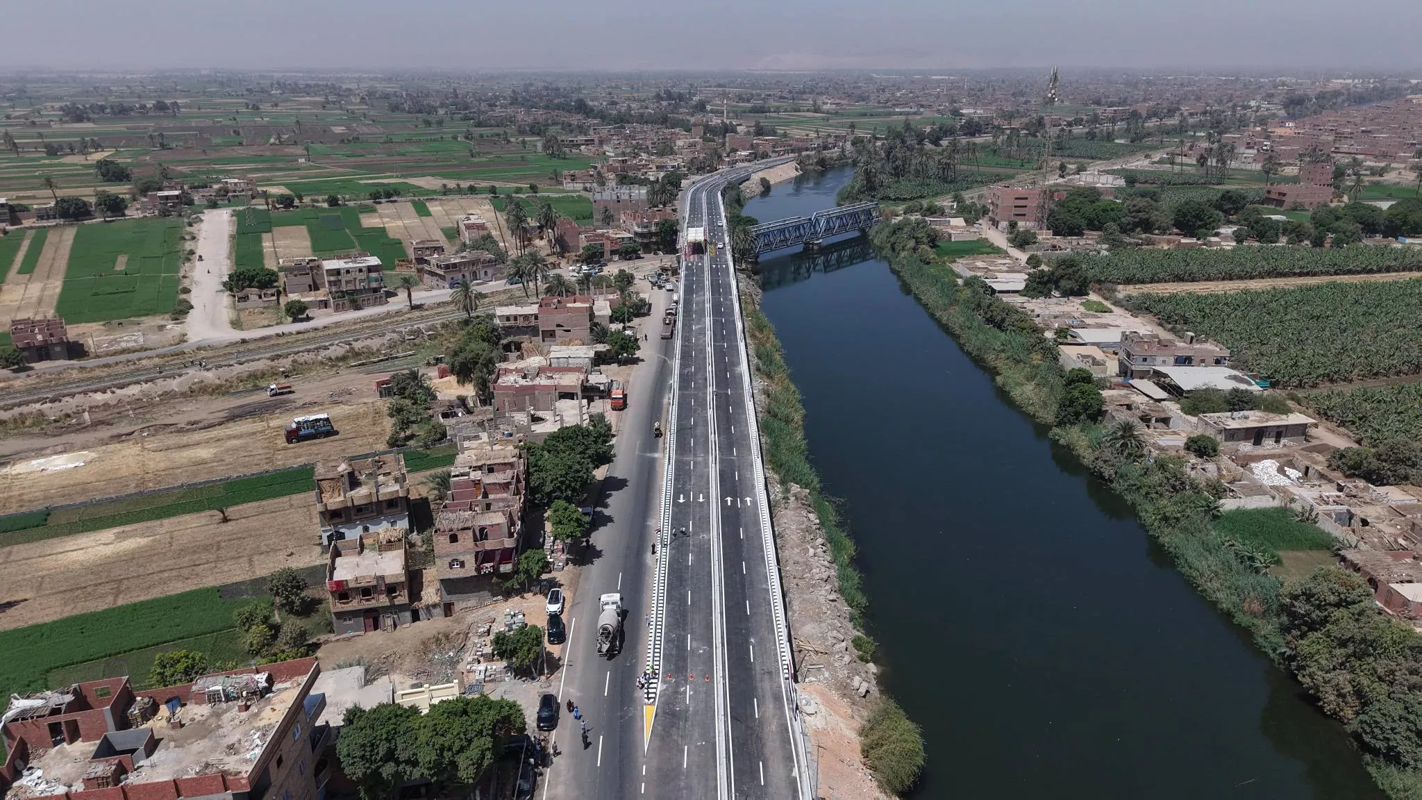 وزير النقل يشهد التشغيل التجريبي لكوبرى أعلى مزلقان أبو شوشة