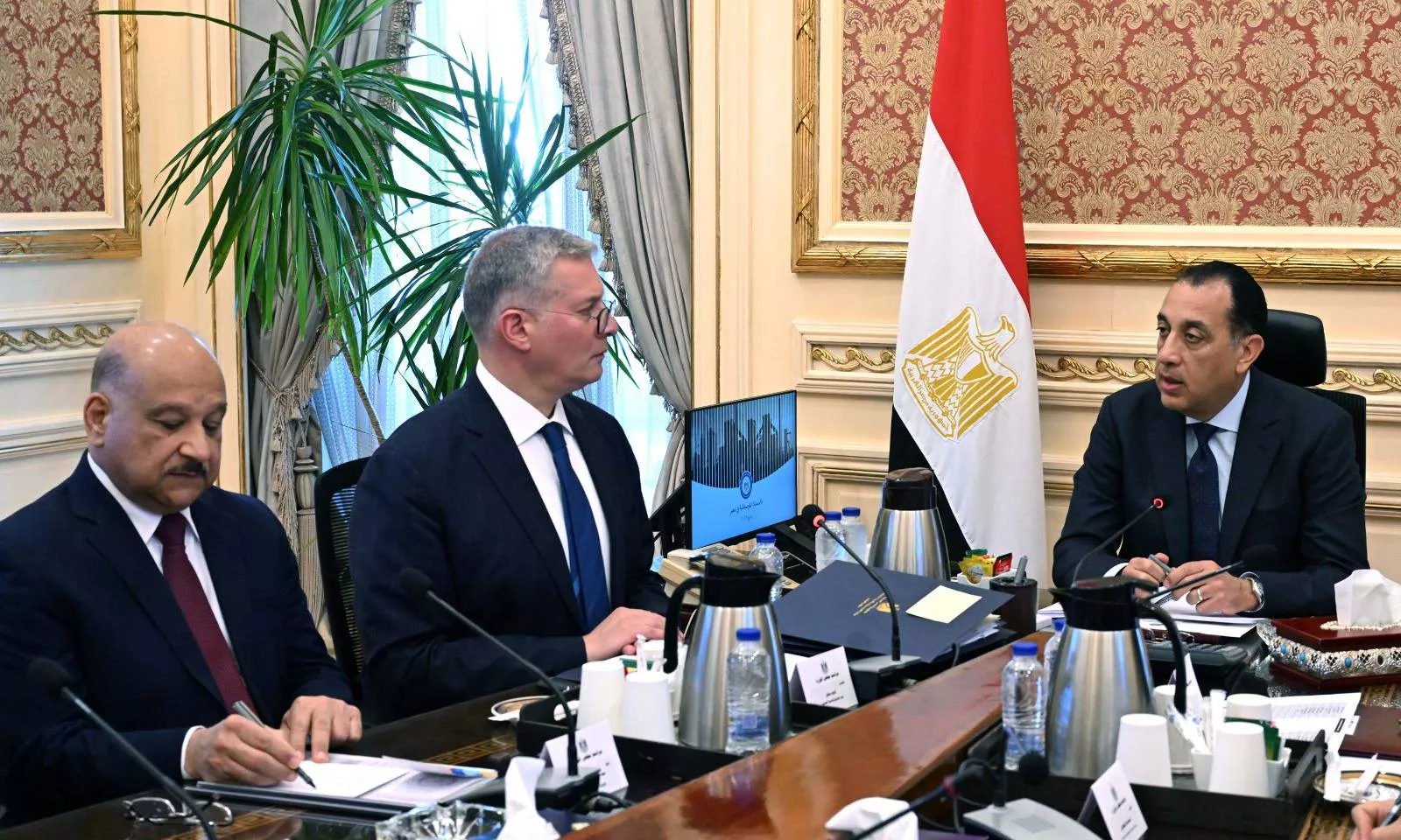 رئيس الوزراء في اجتماع مع وزير البترول