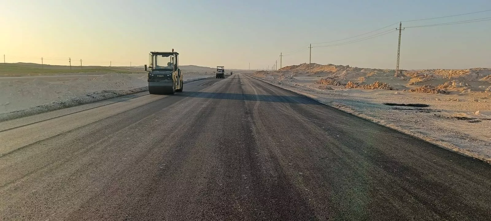 الوزير يتفقد مواقع العمل بمشروع تطوير طريق الصعيد الصحراوي