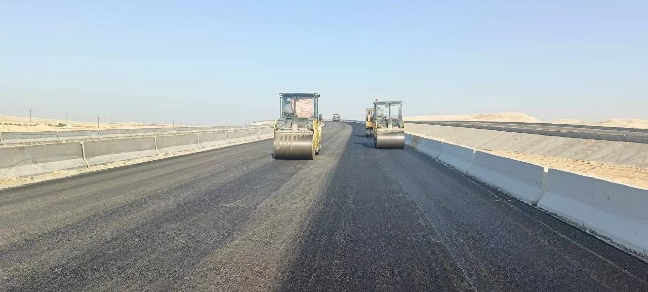 الوزير يتفقد مواقع العمل بمشروع تطوير طريق الصعيد الصحراوي
