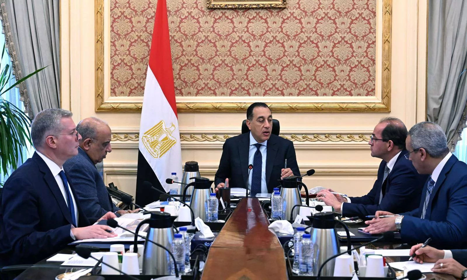 رئيس الوزراء يتابع الجهود الحكومية لتوفير المنتجات البترولية
